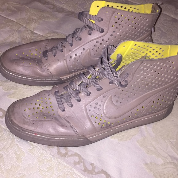NIKE SIZE 10 HIGHTOP - Picture 1 of 1